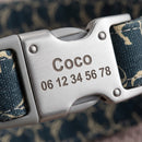 Collier coloré COCO personnalisable, gros plan sur la gravure